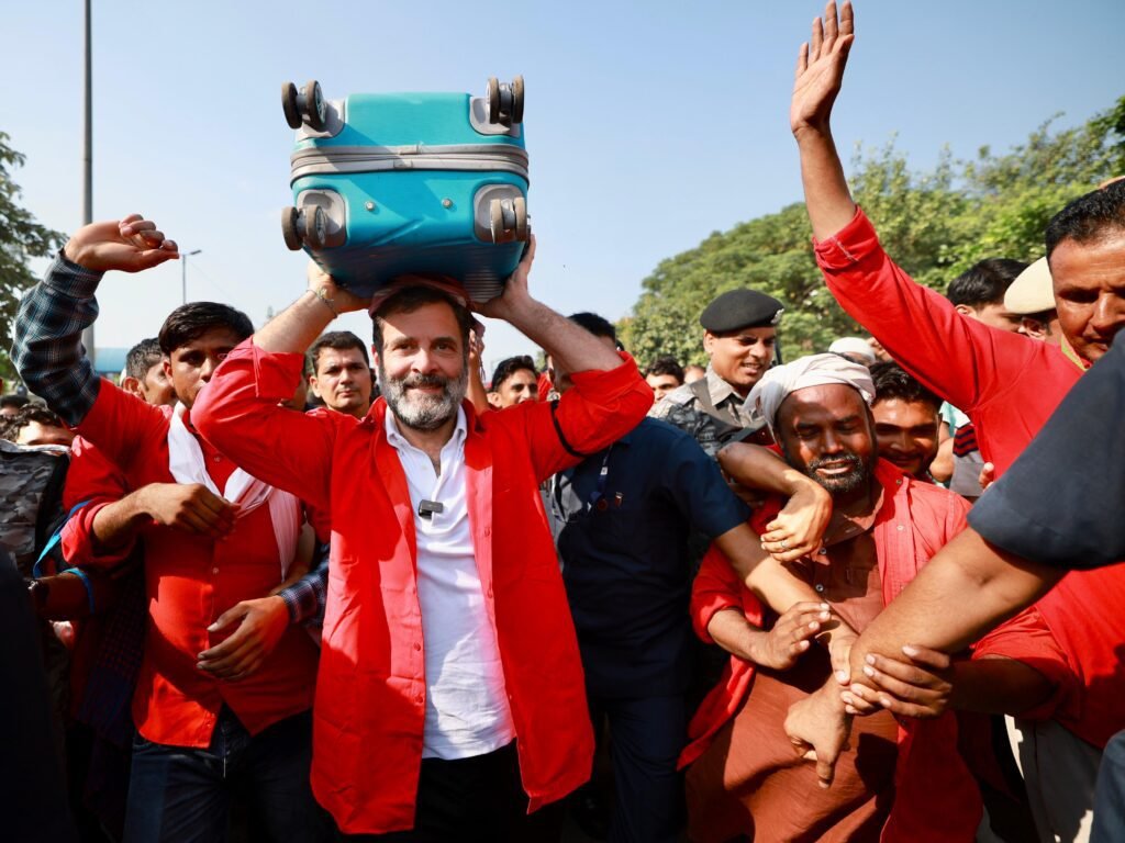 Rahul Gandhi turns ‘coolie’ at the Anand Vihar ISBT