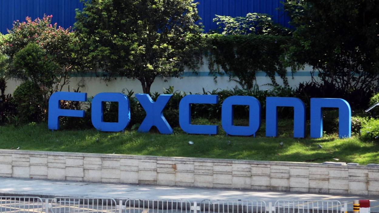 Foxconn, prominent Apple supplier pledges on doubling staff