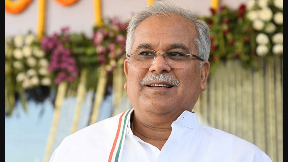 Chhattisgarh CM plays Candy Crush on his phone during Congress meeting