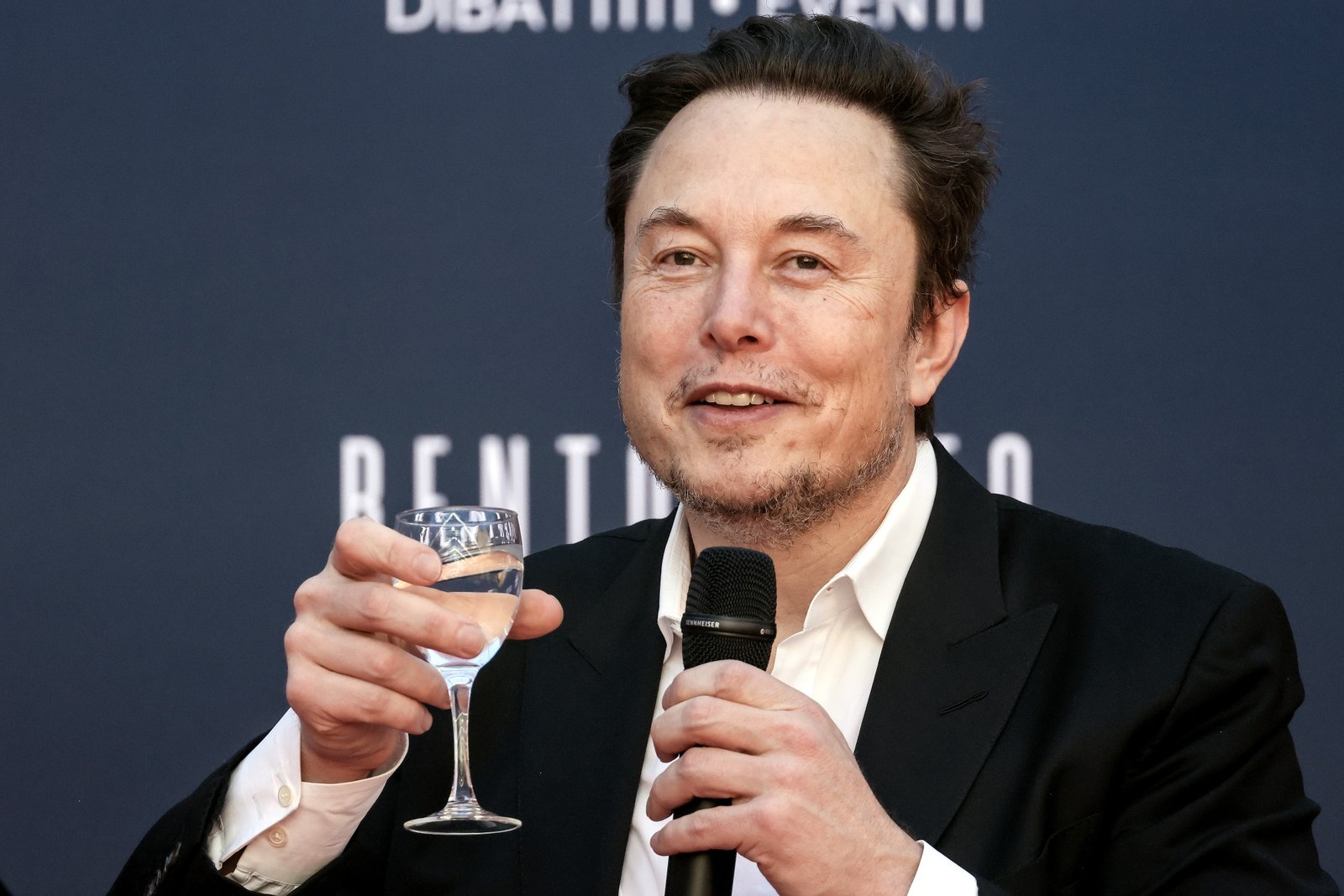 Former Tesla director Larry Ellison invited Elon Musk to Hawaii to ‘dry out’ from drugs