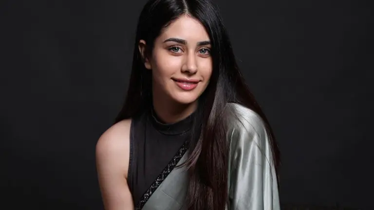 Warina Hussain Is Back On Instagram As Hira Warina- Pic Inside
